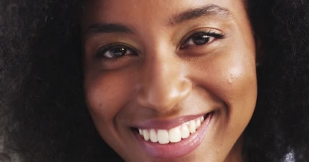 Mulher Negra Rosto Dentes Sorriem Para Atendimento Odontológico Limpeza Higiene — Vídeo de Stock