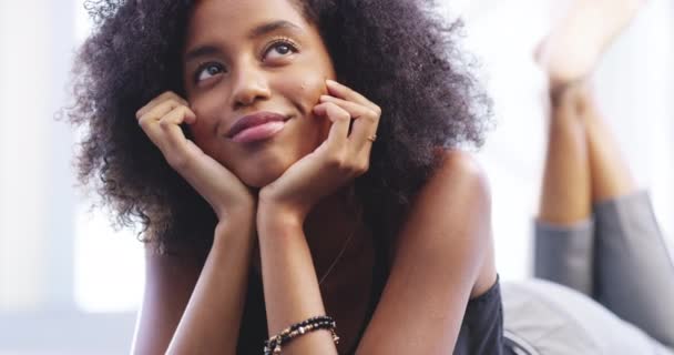 Penser Détendre Femme Noire Sur Canapé Avec Sourire Dans Salon — Video
