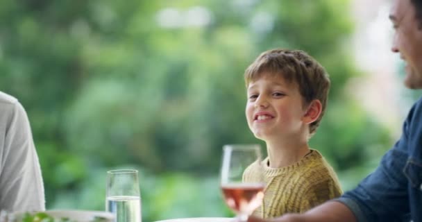 Familia Feliz Almuerzo Con Comida Bebidas Conversación Patio Celebración Vacaciones — Vídeo de stock