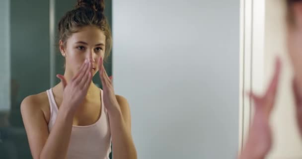 Espelho Banheiro Mulher Com Cuidados Com Pele Beleza Dermatologia Com — Vídeo de Stock