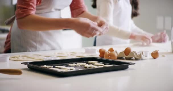 Dziewczynka Matka Pieczenie Ciasteczek Kuchni Wraz Nauczaniem Uczeniem Się Łączeniem — Wideo stockowe