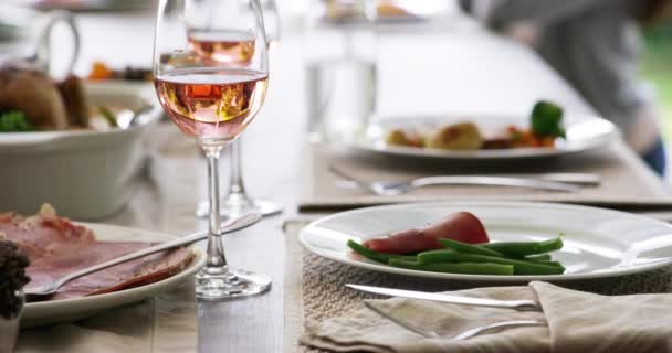 Familie Mittagessen Tisch Mit Essen Und Wein Auf Der Terrasse — Stockvideo