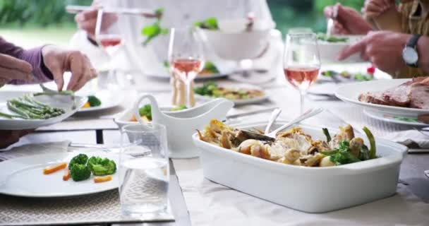 Familie Mittagessen Tisch Mit Essen Und Getränken Auf Der Terrasse — Stockvideo