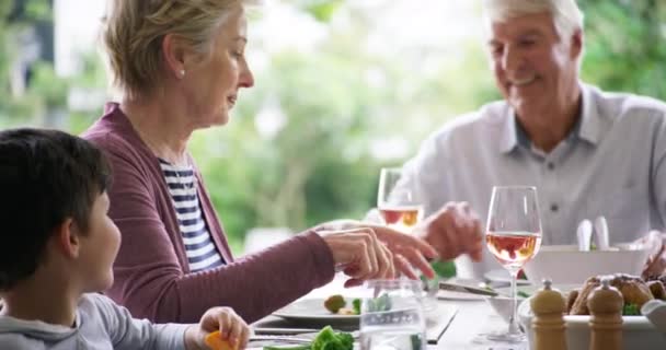 Famiglia Felice Ridendo Cenando Insieme Pranzo Cena Legandosi Tavolo Giardino — Video Stock