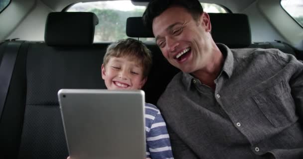 Sorria Pai Criança Carro Com Tablet Assistindo Vídeo Jogos Line — Vídeo de Stock