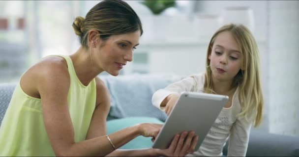 Internet Μητέρα Και Παιδί Tablet Στον Καναπέ Στο Σπίτι Χαλαρώστε — Αρχείο Βίντεο