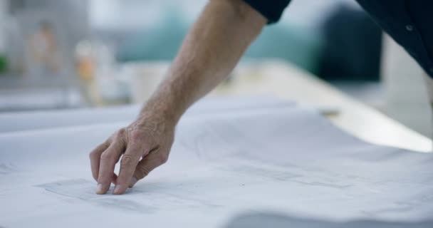 Архитектура Дизайнер Руки Человека Чертежами Строительства Планировки Зданий Управления Проектами — стоковое видео