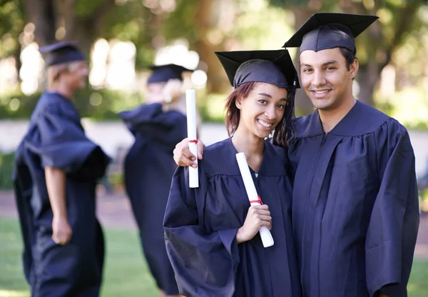有毕业证书 资格证书或自然教育证书的快乐夫妻 肖像和拥抱 男女学生或研究生在户外一起笑着获得更高的证书 文凭或学位 — 图库照片