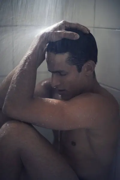 Muž Sprcha Deprese Nebo Stres Koupelně Péče Ranní Rutině Voda — Stock fotografie