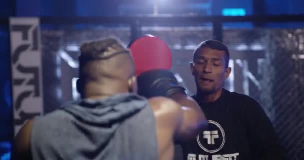 Homme Boxeur Entraînement Avec Entraîneur Personnel Ring Pour Pratique Entraînement — Video