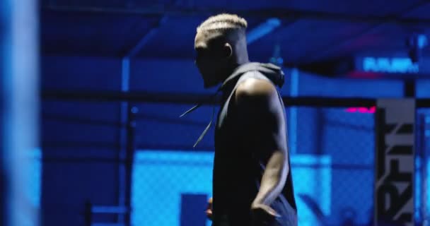 Homem Negro Pulando Corda Arena Fitness Noite Para Treino Exercício — Vídeo de Stock