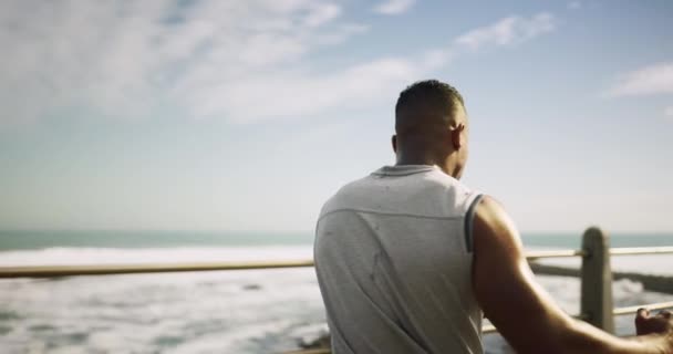 ケープタウンの海 トレーニング ボードウォークで体を伸ばす男 健康のための献身的な運動や運動 ウェルネスや耐久性屋外のための強度のケア — ストック動画