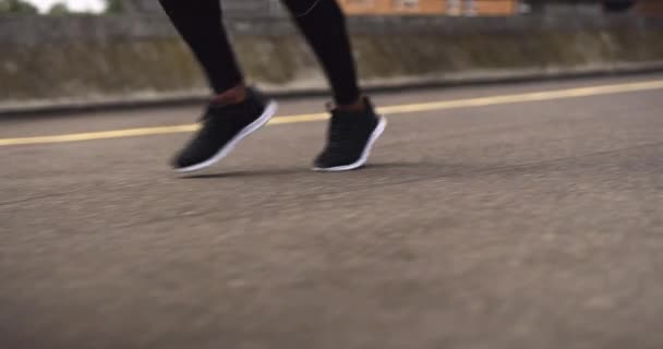 Ayak Egzersiz Maraton Yarış Kardiyo Eğitimi Sırasında Yolda Koşan Biri — Stok video