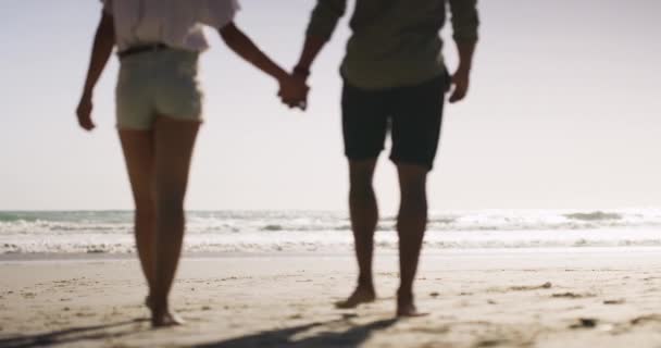 手牵手在沙滩上散步放松度假 度假或去夏威夷旅行 男人与感情 信任或支持的关系在浪漫的回眸中 — 图库视频影像