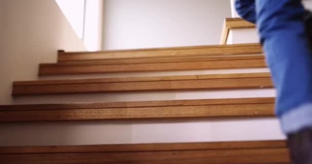 Дети Бег Лестницы Новом Доме После Переезда Волнении Счастливый Быстрый — стоковое видео