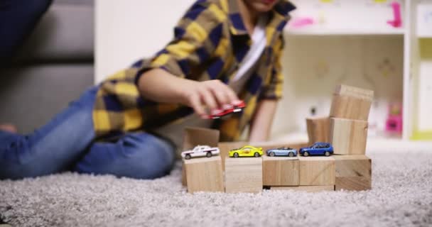 Іграшкові Автомобілі Дитячі Будівельні Блоки Килимі Вітальні Молодіжне Щастя Паркова — стокове відео