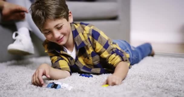 Zabawki Samochodowe Dziecko Zabawy Dywanie Salonie Szczęście Młodzieży Miniaturowy Sportowy — Wideo stockowe