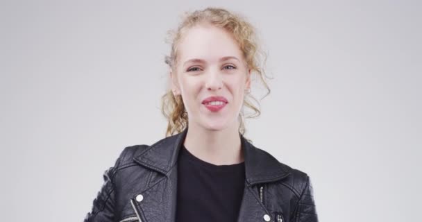 Başparmak Yukarı Kadın Yüz Stüdyoda Başarı Için Gülümse Kazanan Terfi — Stok video