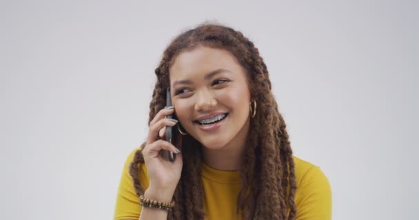 Жінка Сміх Телефонний Дзвінок Студії Спілкування Контактів Смішних Новин Білому — стокове відео