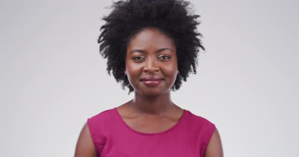 Arc Vígjáték Vicces Egy Afrikai Nővel Stúdióban Fehér Háttérrel Szabadság — Stock videók