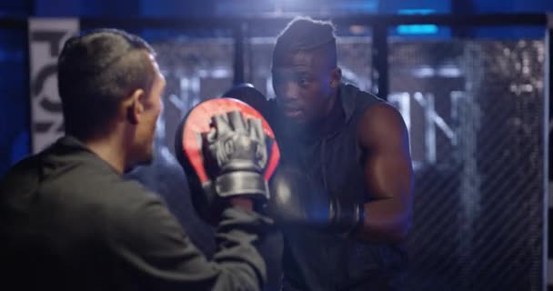 Hombre Boxeador Entrenamiento Con Entrenador Personal Arena Para Practicar Entrenar — Vídeo de stock
