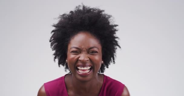 スタジオのハッピー フェイス ブラックの女性は 偽ニュース ゴシップ グレーの背景でドラマを笑います コミック 肖像画 アフリカの女性モデル 聴覚ストーリーへの笑い反応 — ストック動画