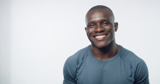 Mężczyzna Wskazując Uśmiech Portrecie Fitness Motywacji Treningu Dla Zdrowia Lub — Wideo stockowe