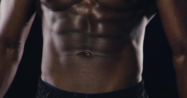 腹肌和肌肉 健身和锻炼与健美在黑暗工作室背景 健康的非洲人 男人和模特儿 有挑战和锻炼的训练和进步 — 图库视频影像