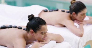 Spa, yatak ve kadınlar sıcak taş sırt masajı, terapi ya da sağlık merkezinde tedavi ile rahatlar. Tayland 'da seyahat, tatil ve vücut şımartma, güzellik ve kaya iyileştirme için lüks, barış ve mutlu arkadaşlar..