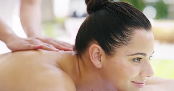 Salone Bellezza Mani Massaggiatrici Donna Felice Con Massaggio Alla Schiena — Video Stock