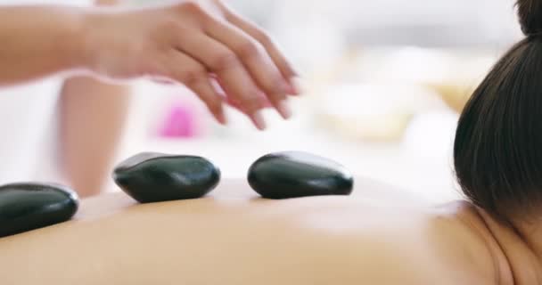 Femme Détente Spa Pour Massage Aux Pierres Chaudes Soins Physiques — Video