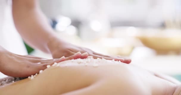 Vrouw Masseuse Handen Zout Spa Massage Voor Persoon Stress Verlichting — Stockvideo