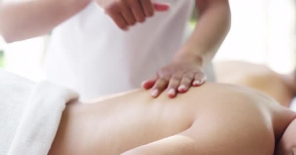 Mulher Mãos Massagem Nas Costas Spa Relaxamento Fisioterapia Tratamento Corporal — Vídeo de Stock