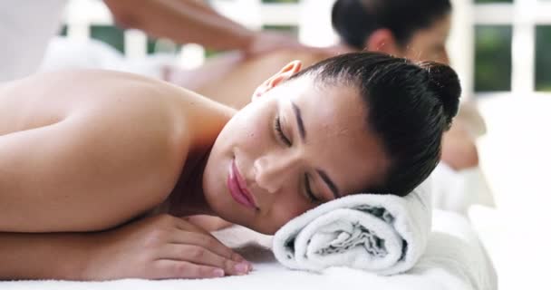 Mujer Feliz Relajarse Dormir Spa Para Masajes Espalda Zen Salud — Vídeos de Stock