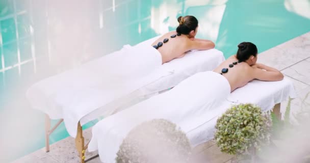 Vrouw Relax Hot Rock Massage Spa Behandeling Luxe Uitje Hierboven — Stockvideo