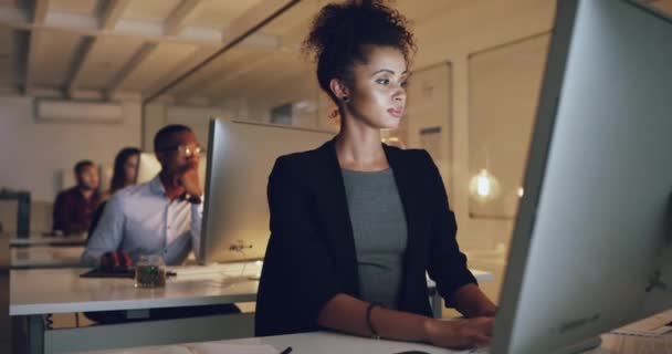 Empresaria Escribiendo Trabajando Fecha Límite Noche Investigación Comprobación Correo Electrónico — Vídeo de stock