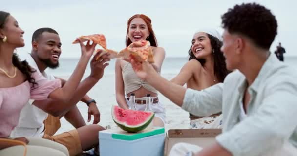 Друзі Пляжний Пікнік Задоволені Піцою Їдять Святкують День Народження Новий — стокове відео