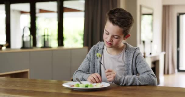 Αηδία Μυρωδιά Και Παιδί Τρώει Λαχανικά Στο Τραπέζι Στο Σπίτι — Αρχείο Βίντεο