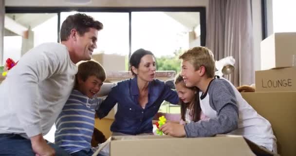 Новый Дом Поцелуи Счастливая Семья Распаковывают Коробки Обнимаются Ухаживают Имуществом — стоковое видео
