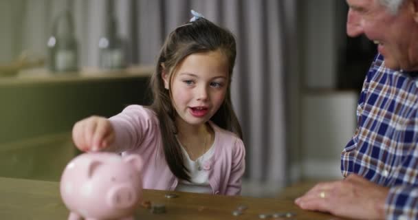 Piggy Bank Cinco Abraço Com Uma Menina Seu Avô Aprendendo — Vídeo de Stock