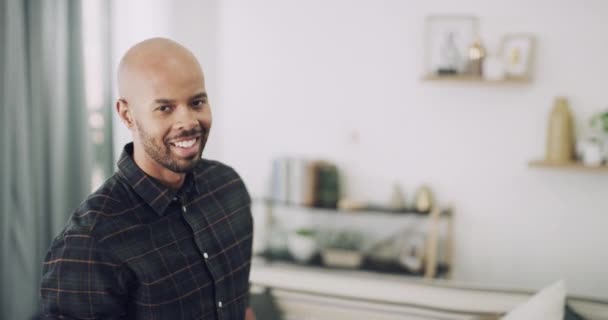 オファー 紹介のための握手 採用のための人的資源とのインタビュー オンボーディング 統合および機会のための肖像画の黒人の男性 歓迎および笑顔 — ストック動画