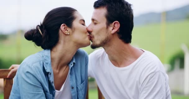 Casal Beijo Sorriso Parque Por Amor Romance Relacionamento Com Toque — Vídeo de Stock