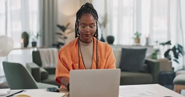 黒人女性は リモートワーク ソーシャルメディア またはアパートでのブログリサーチのために自宅のオフィスやラップトップに入力します コンピュータの書き込み電子メール ウェブサイトのポストと家でオンラインチャットでデスクでフリーランスガール — ストック動画
