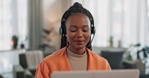Mujer Negra Asistente Virtual Oficina Casa Con Computadora Portátil Llamada — Vídeo de stock