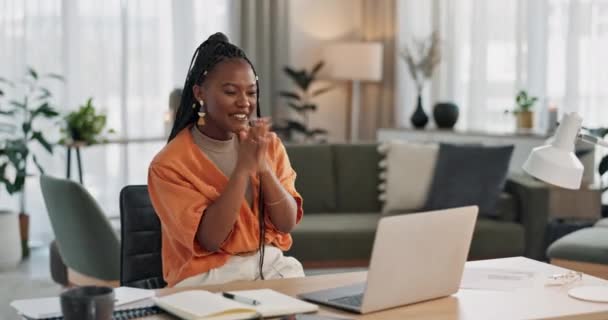 黒人女性 ホームオフィスで驚き リモートワーク ソーシャルメディア または興奮したブログのためのラップトップでお祝い 電子メールを勝ち取るためのコンピュータを持つデスクで幸せな少女 フリーランスでの達成と成功 — ストック動画