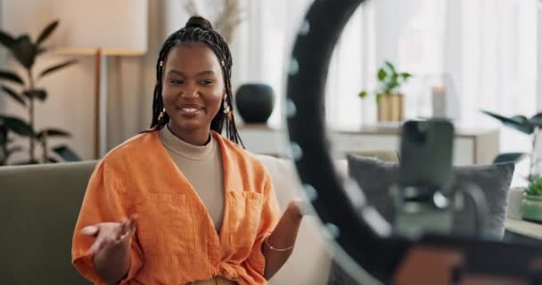 Ola Transmisión Vivo Mujer Negra Feliz Con Caja Producto Sala — Vídeos de Stock