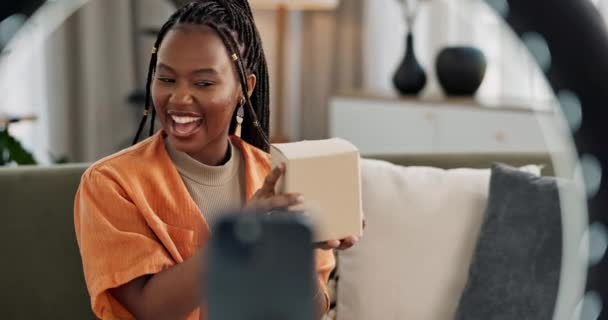 Sonrisa Transmisión Vivo Mujer Negra Con Suero Para Belleza Caja — Vídeos de Stock