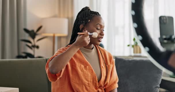 Video Influencer Mujer Negra Haciendo Maquillaje Para Tutorial Redes Sociales — Vídeos de Stock