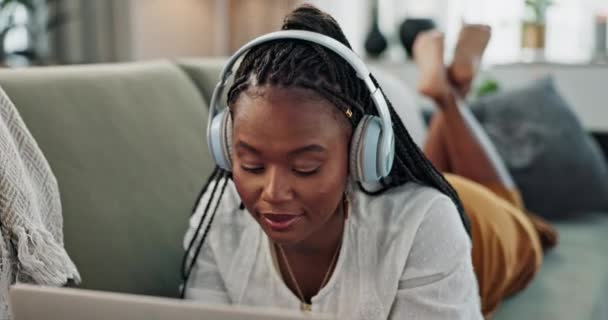 Maison Sourire Femme Noire Sur Canapé Écouteurs Musique Streaming Dans — Video