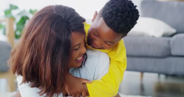 非洲的母亲 男孩和拥抱在屋里 带着笑声 亲热或关心 在客厅地板上进行有趣的对话 抱着小猪 在黑人家里聊天或快乐地在一起 — 图库视频影像